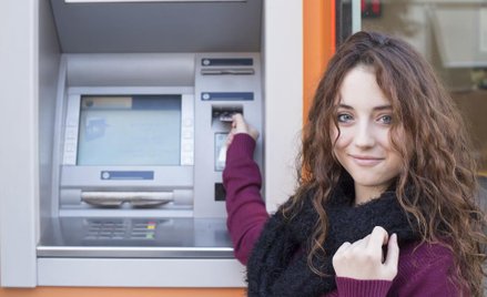 Badanie: Młodzież mamy „ubankowioną”