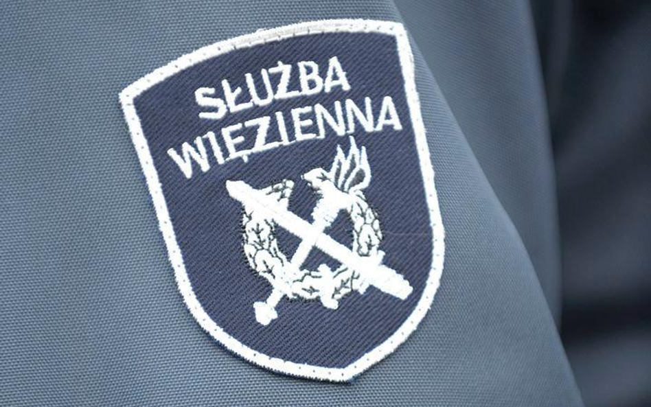 Oskarżony szef więziennictwa dostaje pół pensji