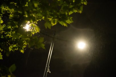 Zimą latarnie włączane są o zachodzie słońca i wyłączane na 15 minut przed wschodem.