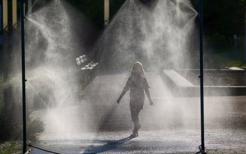 Zraszacze pojawiają się w kolejnych miejscach Warszawy. Mają pomóc mieszkańcom przetrwać upał / zdję