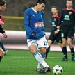 Lech – Polonia Bytom 3:0. Hernan Rengifo (z piłką) strzelił jesienią po dwa gole obu Poloniom: najpi
