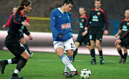 Lech – Polonia Bytom 3:0. Hernan Rengifo (z piłką) strzelił jesienią po dwa gole obu Poloniom: najpi