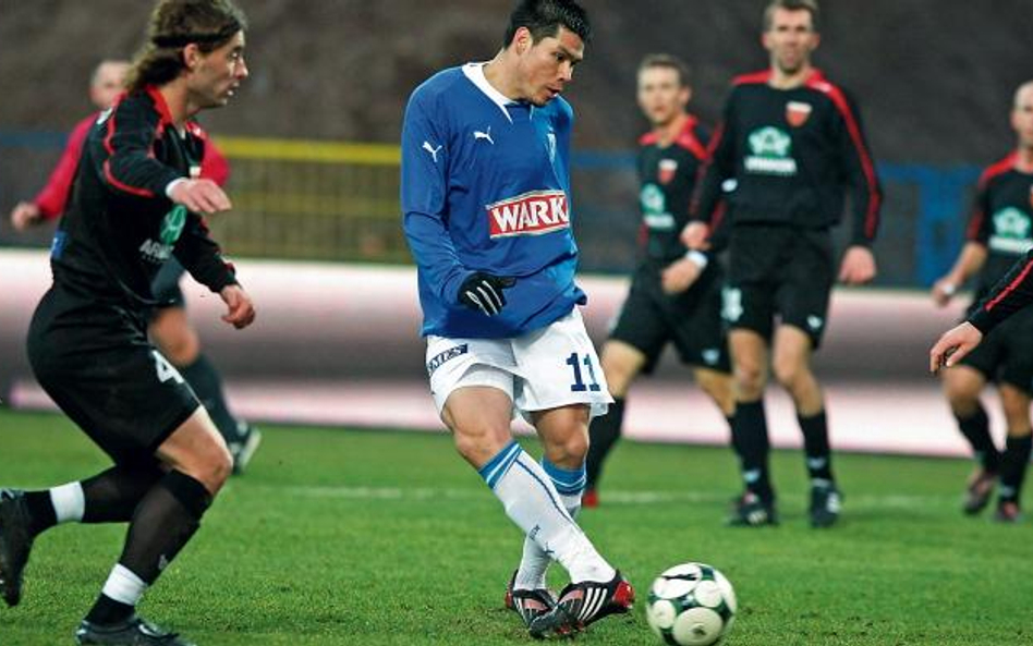 Lech – Polonia Bytom 3:0. Hernan Rengifo (z piłką) strzelił jesienią po dwa gole obu Poloniom: najpi