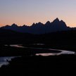 Zachód słońca za górami Grand Teton w Parku Narodowym Grand Teton, gdzie pod koniec miesiąca spotkaj