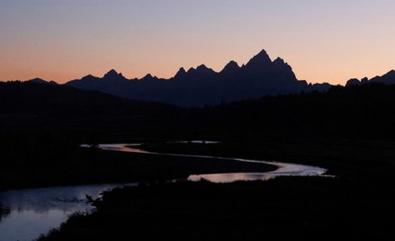 Zachód słońca za górami Grand Teton w Parku Narodowym Grand Teton, gdzie pod koniec miesiąca spotkaj