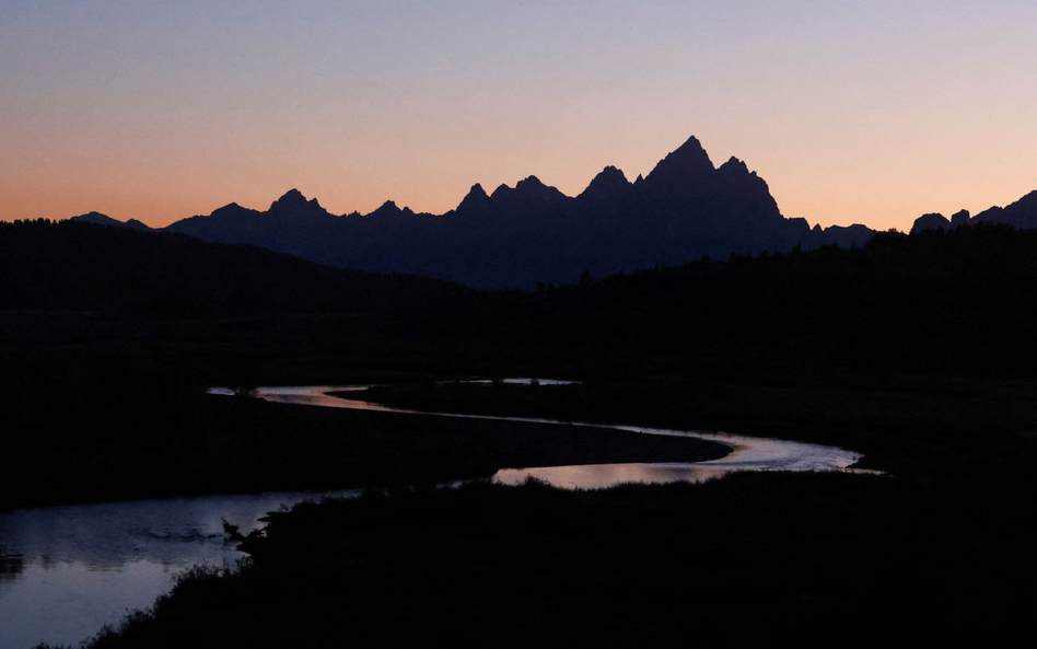 Zachód słońca za górami Grand Teton w Parku Narodowym Grand Teton, gdzie pod koniec miesiąca spotkaj