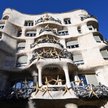 Casa Milà wybudowano w 1912 r., sześć lat po ukończeniu Casa Batlló, najsłynniejszej barcelońskiej k