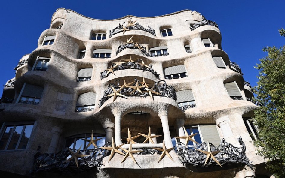 Casa Milà wybudowano w 1912 r., sześć lat po ukończeniu Casa Batlló, najsłynniejszej barcelońskiej k