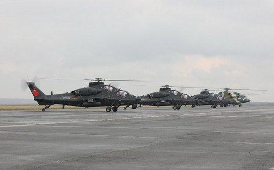 "Śmigłowce Z-10 i Mi-171Sz Chińskiej Armii Ludowo-Wyzwoleńczej. Fot./MO FR."
