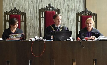 Sędziowie Ewa Michna (L), Janusz Kasprzycki (C) i Hanna Knysiak-Sudyka (P) prowadzą rozprawę przed W