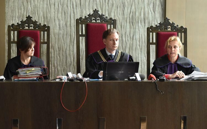 Sędziowie Ewa Michna (L), Janusz Kasprzycki (C) i Hanna Knysiak-Sudyka (P) prowadzą rozprawę przed W