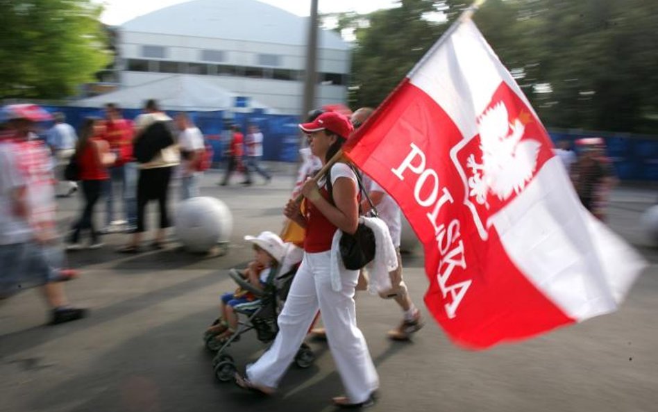 Gdyby przepisy się zmieniły, takie użycie godła, wchodzącego na czerwone pole, byłoby nielegalne (na