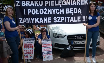 Sekretarka zarobi więcej niż pielęgniarka. Porozumienie Solidarności i OPZZ z rządem
