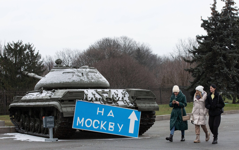 Wystawa sprzetu wojskowego - z czasów II wojny światowej i zdobytego w trwającej wojnie na Rosjanach