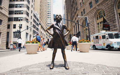 Pierwotnie rzeźba „Nieustraszonej dziewczynki” stanęła na przeciw słynnego posągu byka z Wall Street