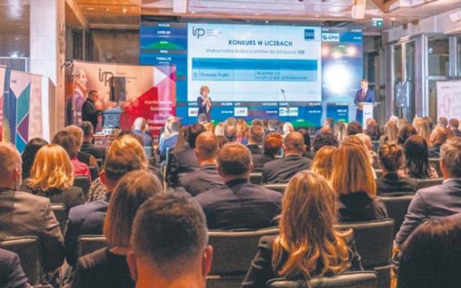 Gala, podczas której przedstawiciele nagrodzonych i wyróżnionych spółek odebrali pamiątkowe statuetk