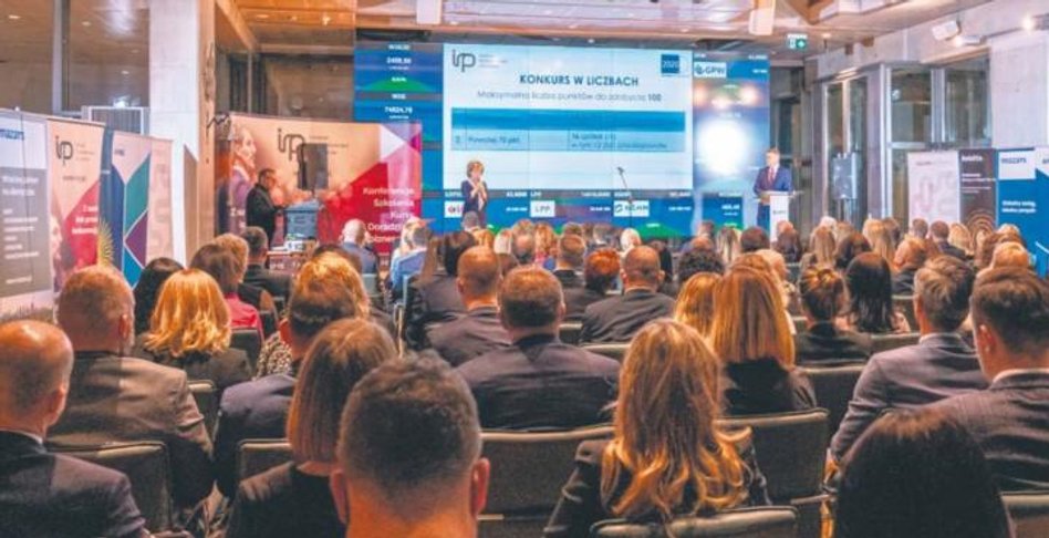 Gala, podczas której przedstawiciele nagrodzonych i wyróżnionych spółek odebrali pamiątkowe statuetk