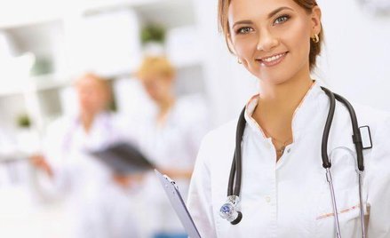 Lekarze i pielęgniarki: płaca minimalna w służbie zdrowia