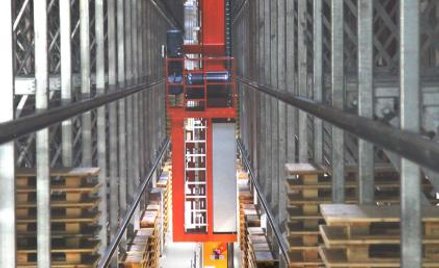 Wnetrze magazynu Amiki i jedna z pięciu układnic