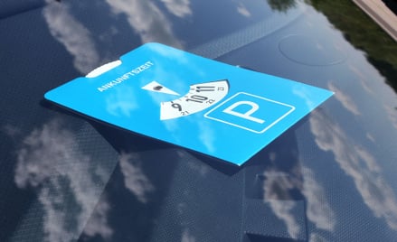 Tarcza parkingowa ma ustawiany ręcznie zegar określający czas przyjazdu na parking