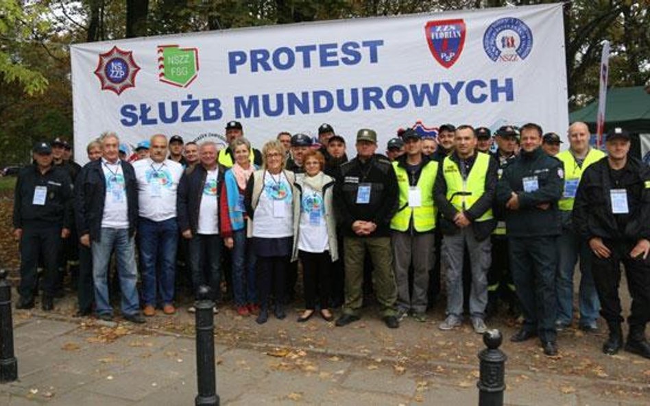 Służby mundurowe podczas wrześniowego protestu pod Kancelarią Premiera
