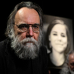 Aleksander Dugin ze zdjęciem córki