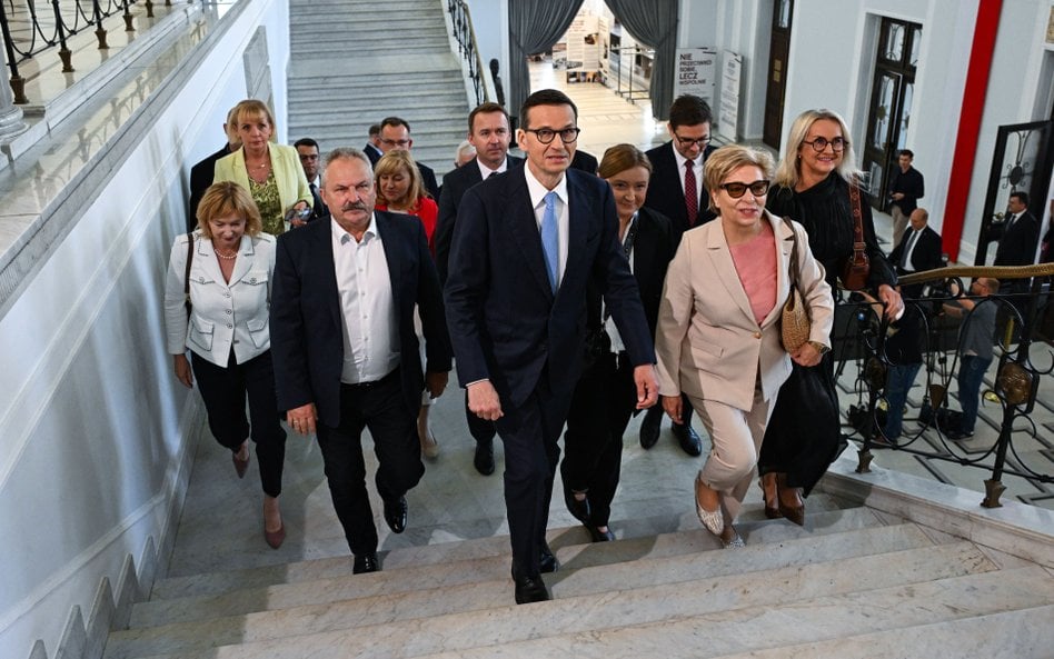 Mateusz Morawiecki z grupą posłów w Sejmie
