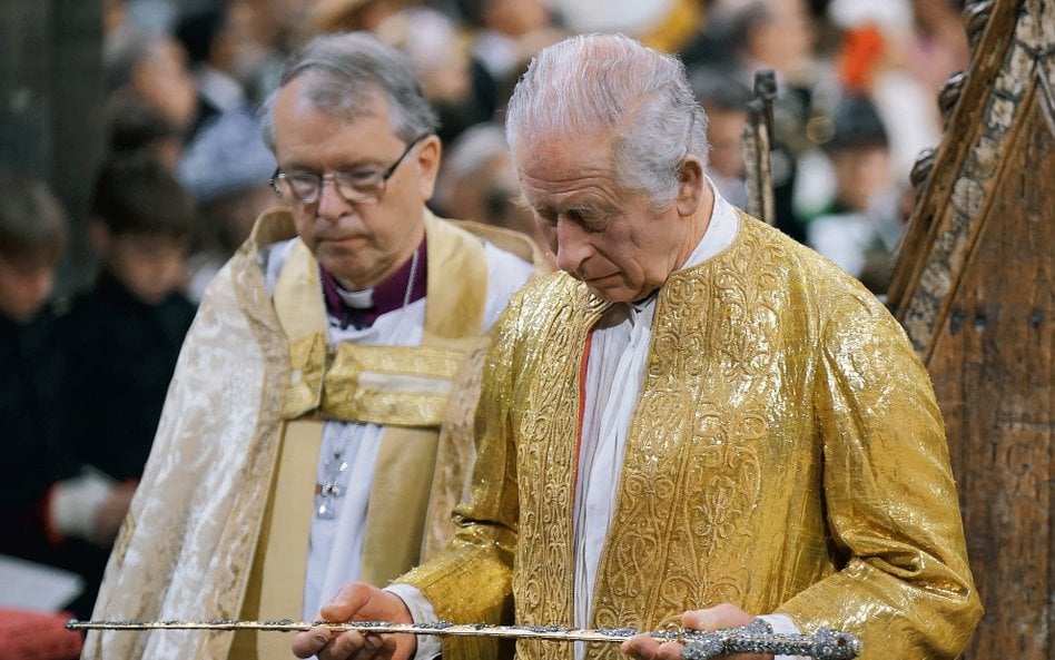 Mogłoby się wydawać, że rytuały otaczające brytyjską monarchię sięgają setek lat. Tymczasem wiele z 