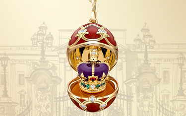 Jedno z jajek stworzonych przez Fabergé zawiera miniaturę korony świętego Edwarda, która spocznie na
