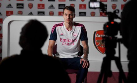 Jakub Kiwior podczas prezentacji w nowym klubie