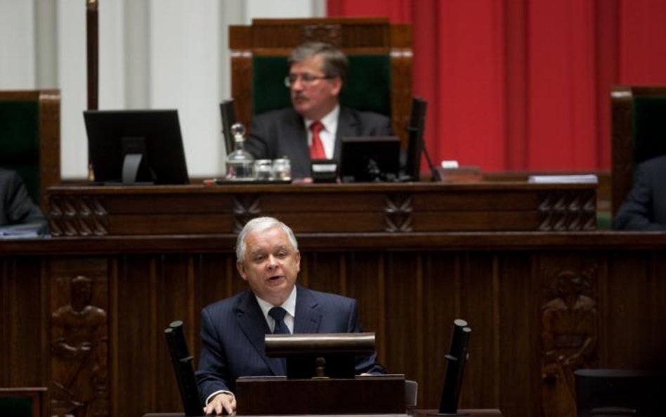 Kaczyński w górę, Komorowski w dół