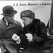 Benito Mussolini (po lewej) rozmawia z naczelnym ideologiem włoskiego faszyzmu Gabriele D’Annunzio. 
