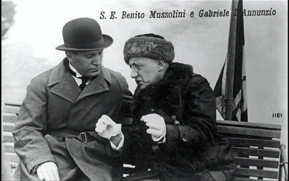 Benito Mussolini (po lewej) rozmawia z naczelnym ideologiem włoskiego faszyzmu Gabriele D’Annunzio. 