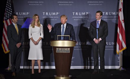 Donald Trump, z dziećmi: od prawej Eric Trump, Ivanka Trump i Donald Trump Jr.