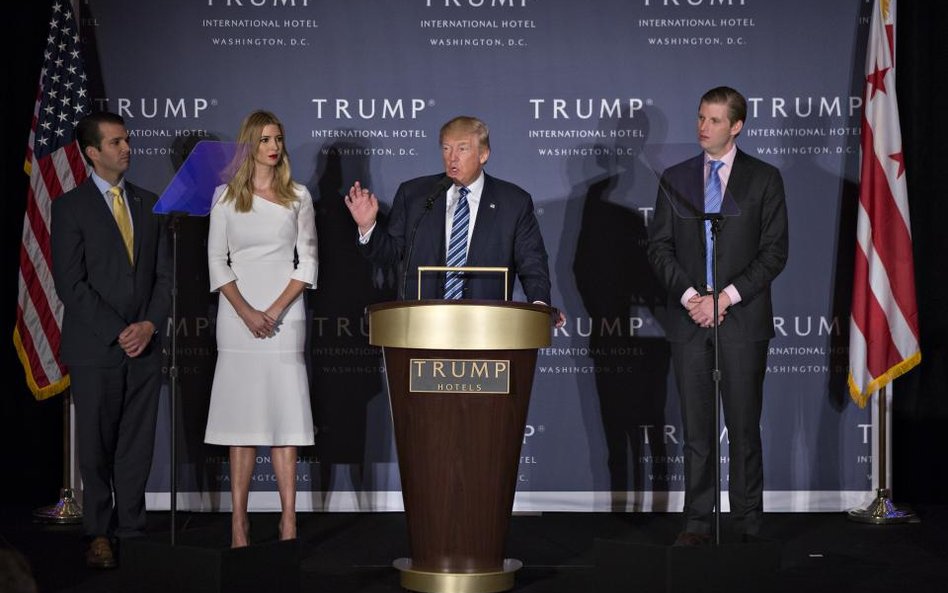 Donald Trump, z dziećmi: od prawej Eric Trump, Ivanka Trump i Donald Trump Jr.