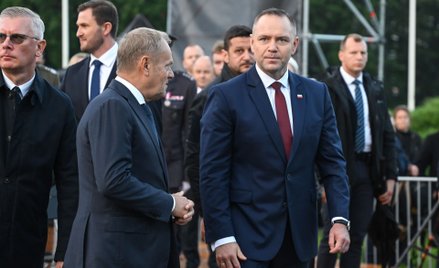 Premier Donald Tusk i prezydent Karol Nawrocki podczas uroczystości przed Pomnikiem Obrońców Wybrzeż