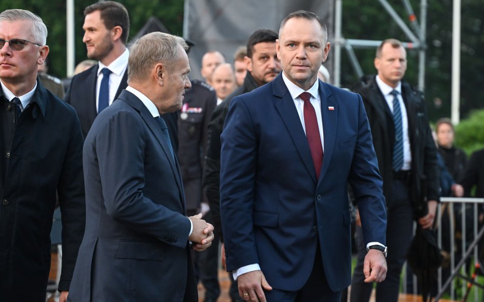 Premier Donald Tusk i prezydent Karol Nawrocki podczas uroczystości przed Pomnikiem Obrońców Wybrzeż