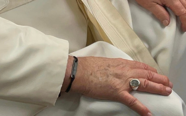 Papież Franciszek otrzymał bransoletkę ze stali z „Azowstalu”