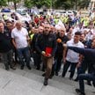 Uczestnicy potestu przed Urzędem Wojewódzkim w Katowicach. Górnicy i hutnicy z Wolnego Związku Zawod