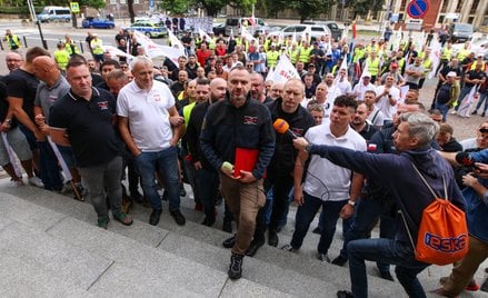Uczestnicy potestu przed Urzędem Wojewódzkim w Katowicach. Górnicy i hutnicy z Wolnego Związku Zawod