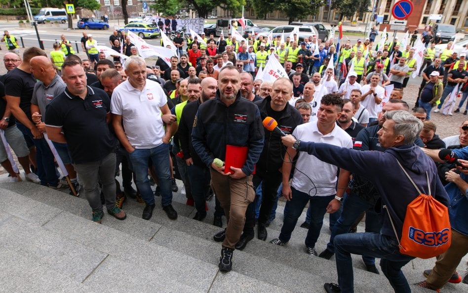Uczestnicy potestu przed Urzędem Wojewódzkim w Katowicach. Górnicy i hutnicy z Wolnego Związku Zawod
