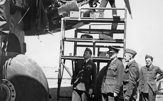 Sir Arthur Harris, dowódca RAF Bomber Command (drugi od lewej)