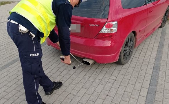 Badanie sonometrem zatrzymanego do kontroli auta - widok wciąż zbyt rzadki, mimo deklaracji urzędnik