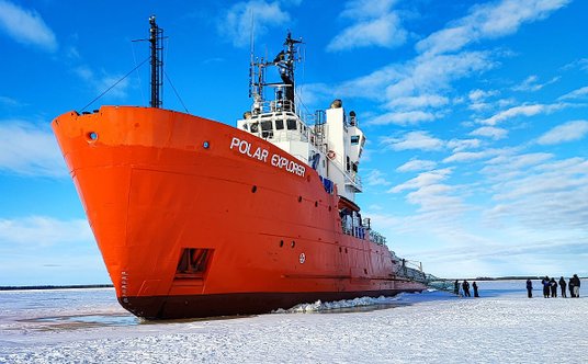 Lodołamacz podczas wyprawy na zamarznięte morze Bałtyckie