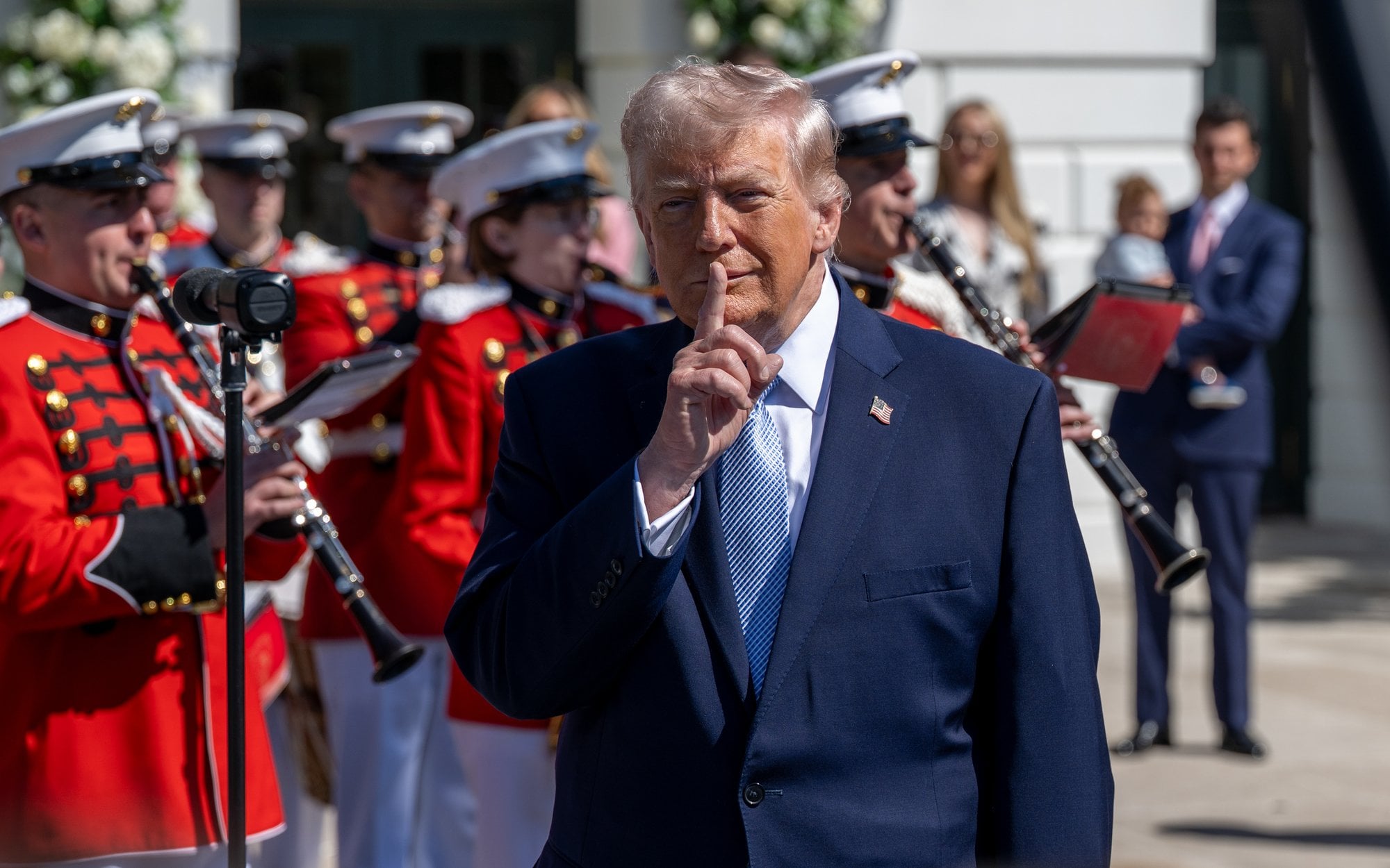 Burza w Waszyngtonie. Kto zarabiał na tajnych decyzjach administracji USA