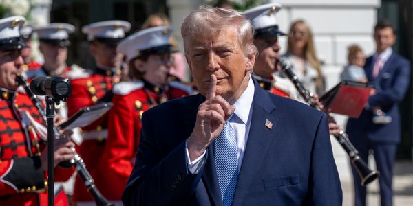 Burza w Waszyngtonie. Kto zarabiał na tajnych decyzjach administracji USA