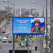 Plakat z hasłem "Sława bohaterom Rosji" w Moskwie