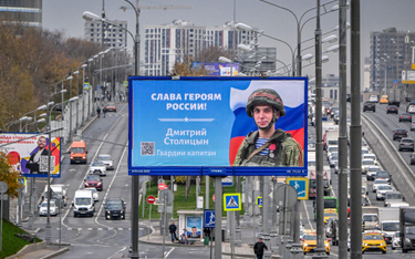 Plakat z hasłem "Sława bohaterom Rosji" w Moskwie