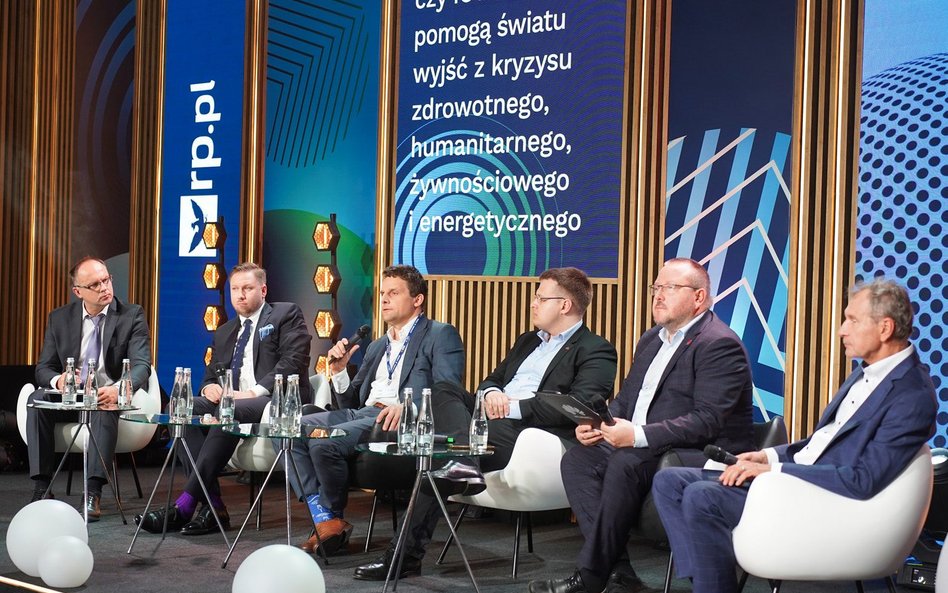 Experts discussed the role of technology in the modern world