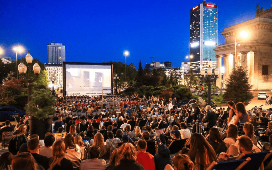 Kinu pod chmurką wyrośnie zimowa konkurencja - kino pod choinką